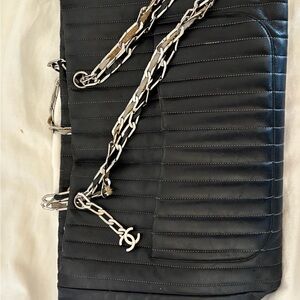 CHANEL Black Quilted Shoulder Bag with Silver Chain